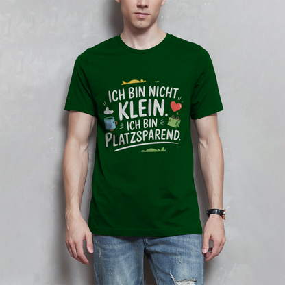 Herren T-Shirt „Ich bin nicht klein – ich bin platzsparend“ – Lustiges Spruchshirt (weisse Schrift)