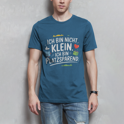 Herren T-Shirt „Ich bin nicht klein – ich bin platzsparend“ – Lustiges Spruchshirt (weisse Schrift)