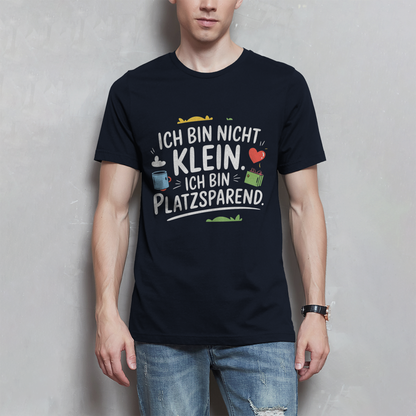 Herren T-Shirt „Ich bin nicht klein – ich bin platzsparend“ – Lustiges Spruchshirt (weisse Schrift)