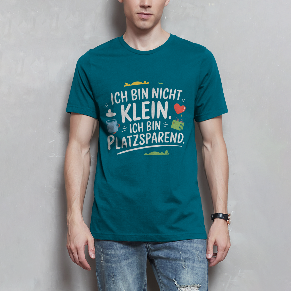 Herren T-Shirt „Ich bin nicht klein – ich bin platzsparend“ – Lustiges Spruchshirt (weisse Schrift)