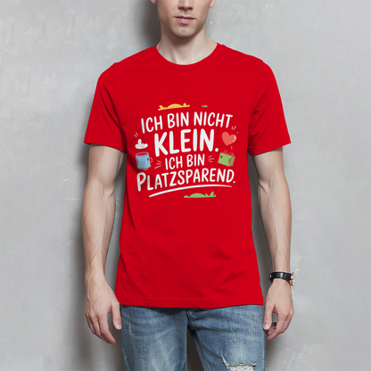 Herren T-Shirt „Ich bin nicht klein – ich bin platzsparend“ – Lustiges Spruchshirt (weisse Schrift)