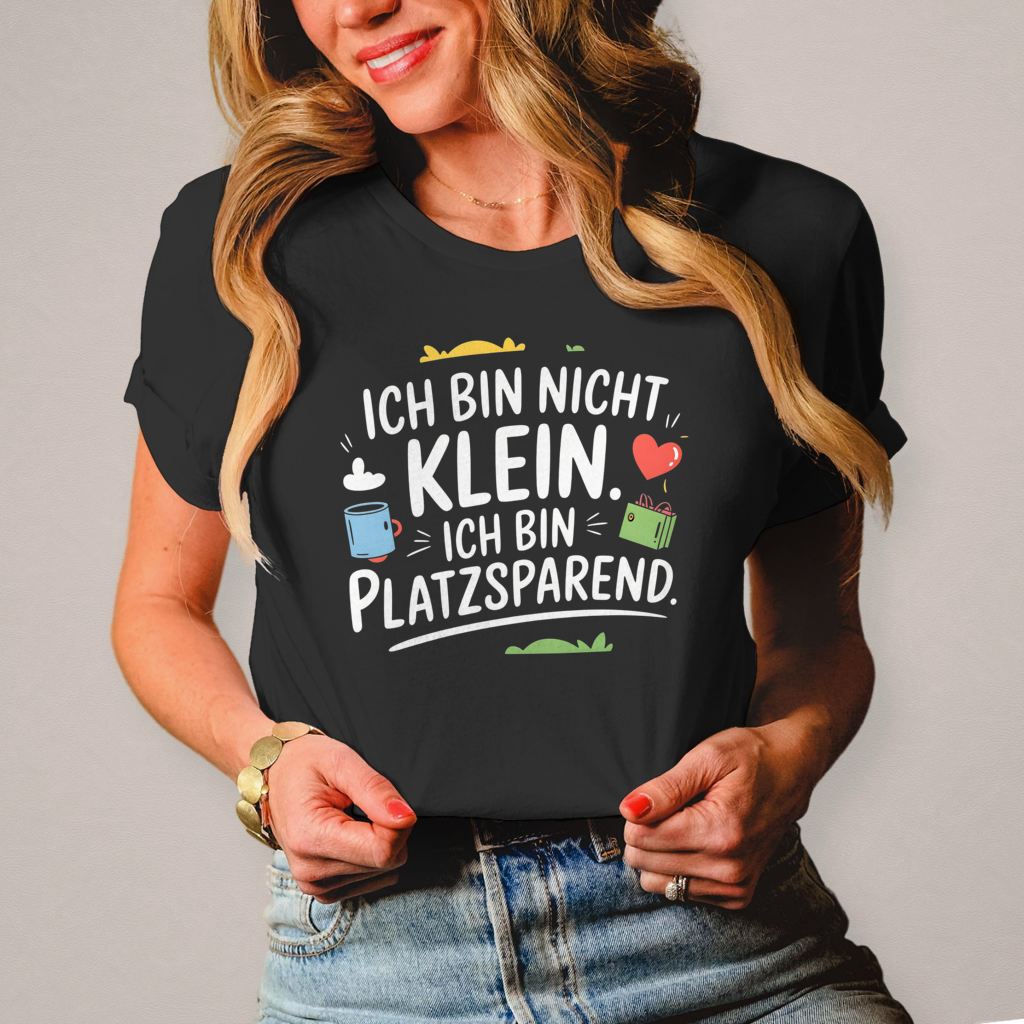 Damen T-Shirt „Ich bin nicht klein – ich bin platzsparend“ – Lustiges Spruchshirt (weisse Schrift)