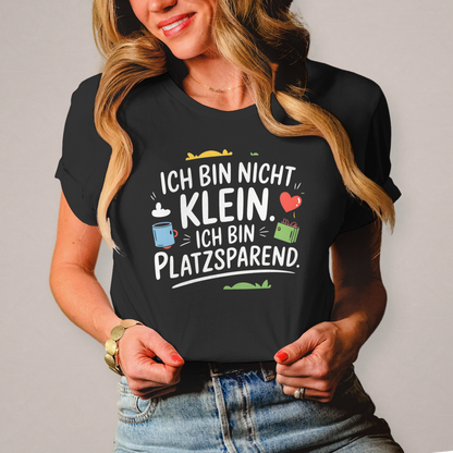 Damen T-Shirt „Ich bin nicht klein – ich bin platzsparend“ – Lustiges Spruchshirt (weisse Schrift)