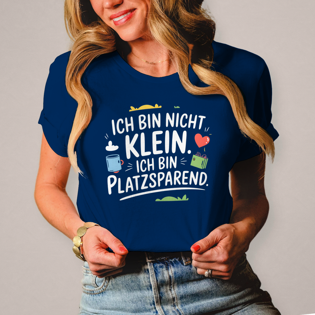 Damen T-Shirt „Ich bin nicht klein – ich bin platzsparend“ – Lustiges Spruchshirt (weisse Schrift)
