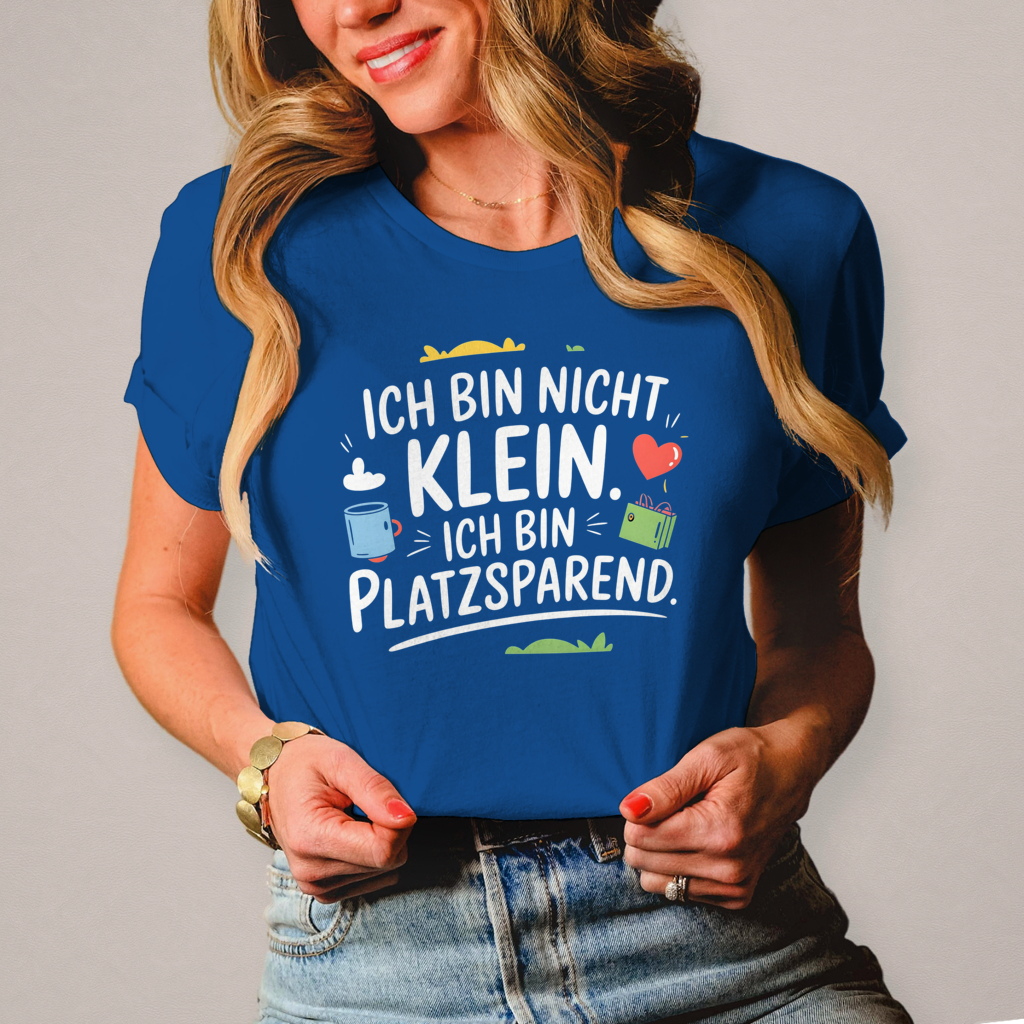 Damen T-Shirt „Ich bin nicht klein – ich bin platzsparend“ – Lustiges Spruchshirt (weisse Schrift)