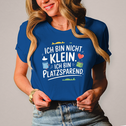 Damen T-Shirt „Ich bin nicht klein – ich bin platzsparend“ – Lustiges Spruchshirt (weisse Schrift)