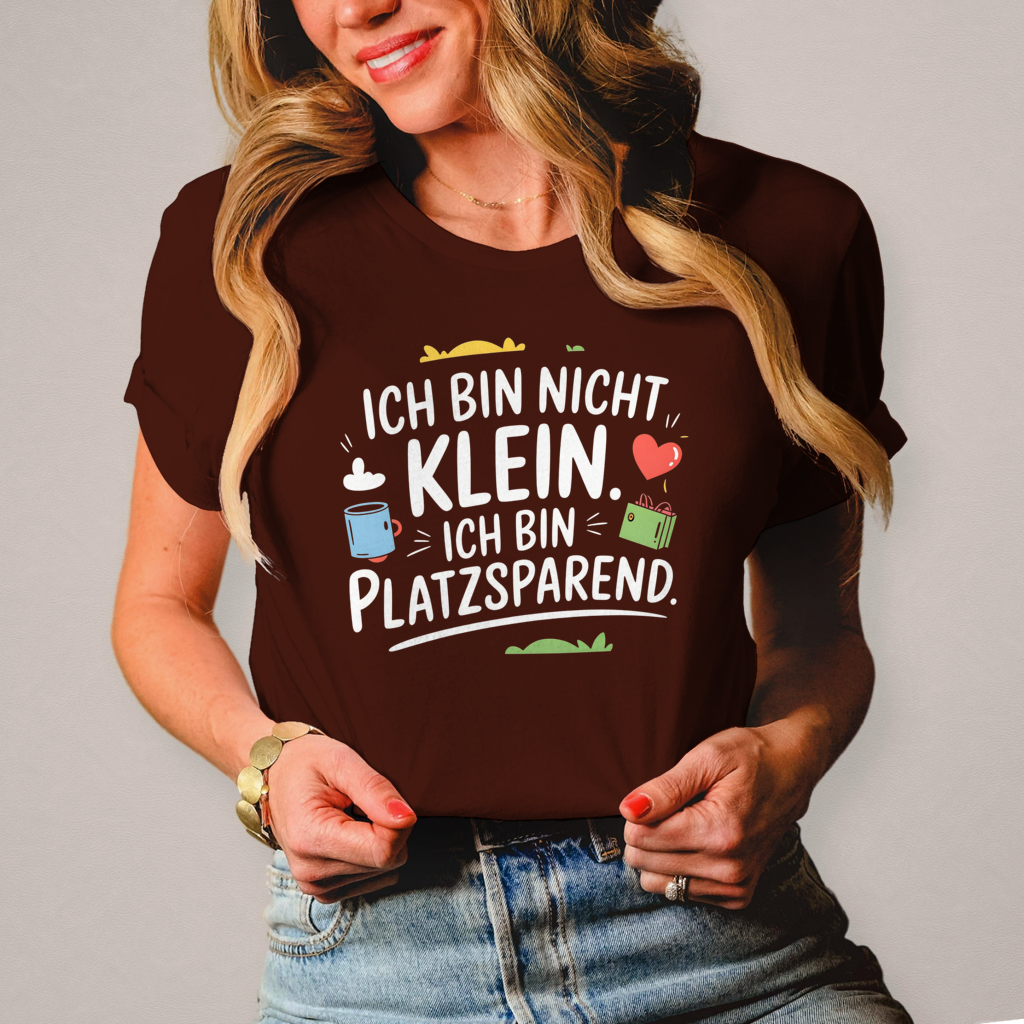 Damen T-Shirt „Ich bin nicht klein – ich bin platzsparend“ – Lustiges Spruchshirt (weisse Schrift)