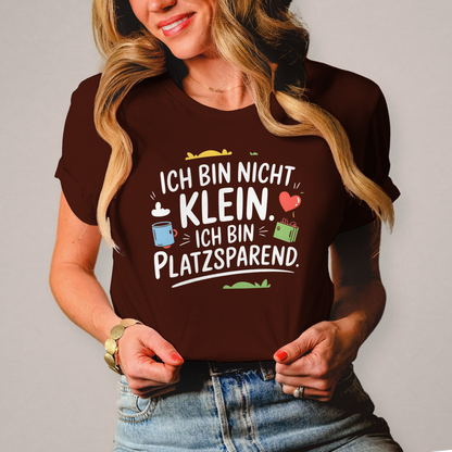 Damen T-Shirt „Ich bin nicht klein – ich bin platzsparend“ – Lustiges Spruchshirt (weisse Schrift)