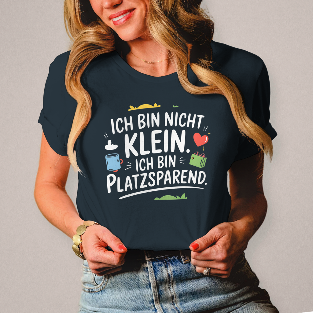 Damen T-Shirt „Ich bin nicht klein – ich bin platzsparend“ – Lustiges Spruchshirt (weisse Schrift)