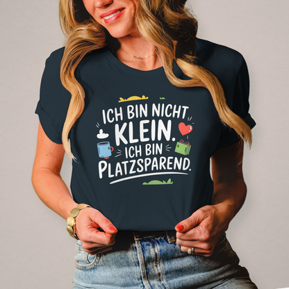 Damen T-Shirt „Ich bin nicht klein – ich bin platzsparend“ – Lustiges Spruchshirt (weisse Schrift)