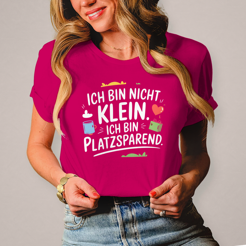 Damen T-Shirt „Ich bin nicht klein – ich bin platzsparend“ – Lustiges Spruchshirt (weisse Schrift)