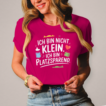 Damen T-Shirt „Ich bin nicht klein – ich bin platzsparend“ – Lustiges Spruchshirt (weisse Schrift)