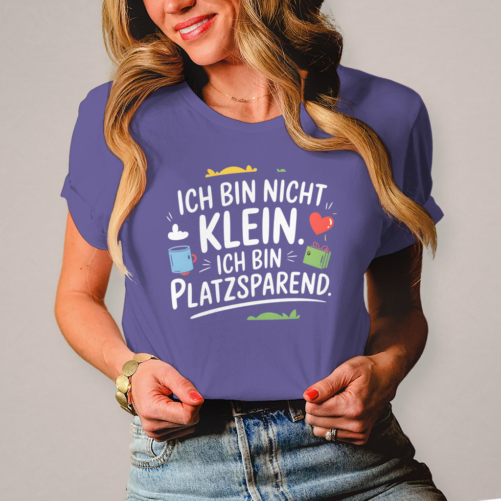 Damen T-Shirt „Ich bin nicht klein – ich bin platzsparend“ – Lustiges Spruchshirt (weisse Schrift)