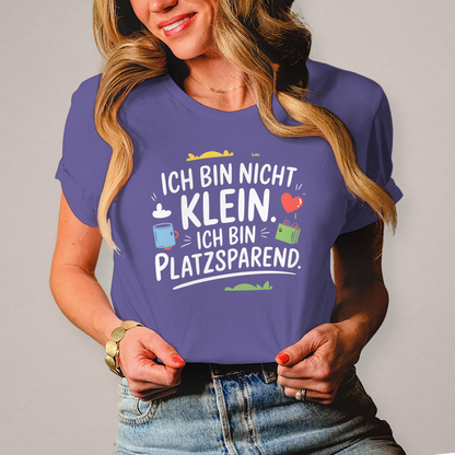 Damen T-Shirt „Ich bin nicht klein – ich bin platzsparend“ – Lustiges Spruchshirt (weisse Schrift)