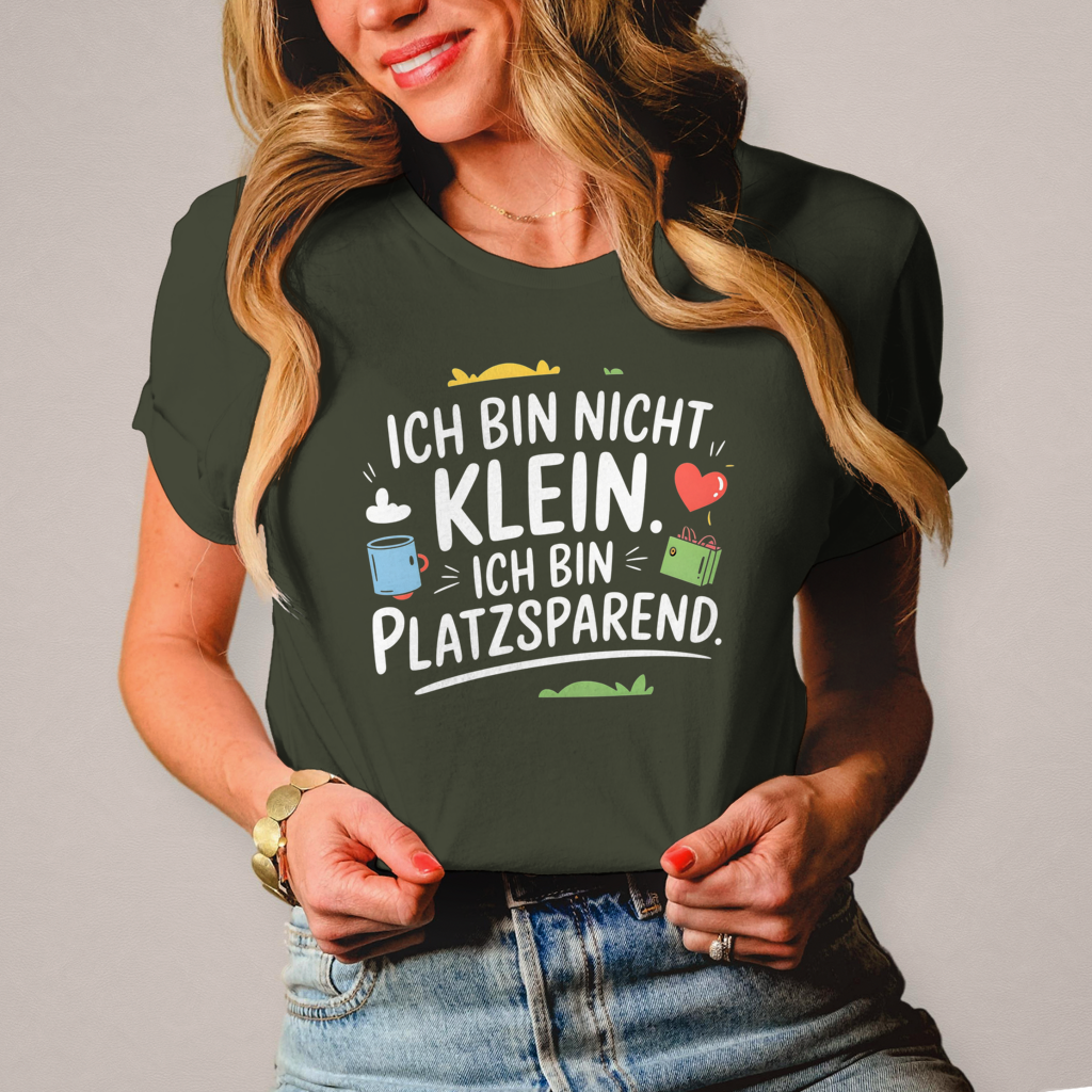 Damen T-Shirt „Ich bin nicht klein – ich bin platzsparend“ – Lustiges Spruchshirt (weisse Schrift)
