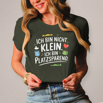 Damen T-Shirt „Ich bin nicht klein – ich bin platzsparend“ – Lustiges Spruchshirt (weisse Schrift)