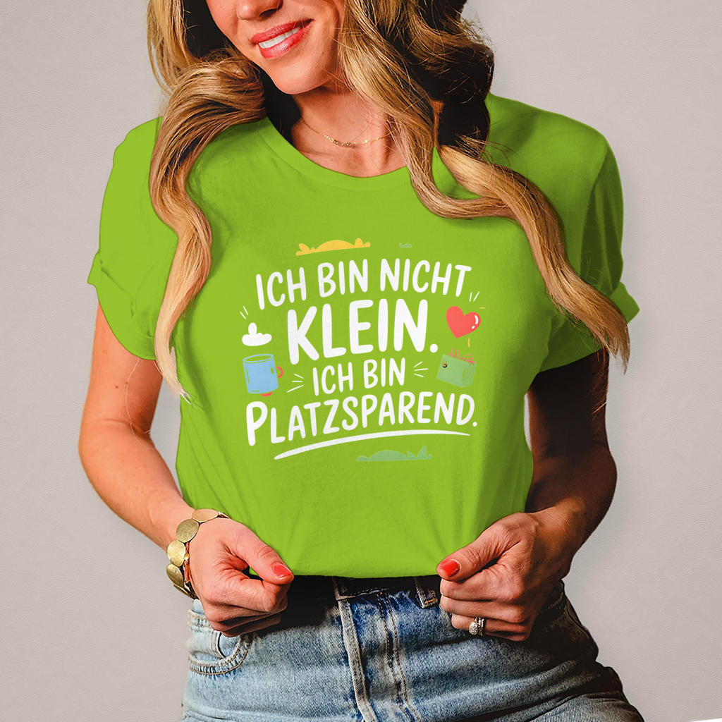Damen T-Shirt „Ich bin nicht klein – ich bin platzsparend“ – Lustiges Spruchshirt (weisse Schrift)