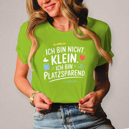 Damen T-Shirt „Ich bin nicht klein – ich bin platzsparend“ – Lustiges Spruchshirt (weisse Schrift)