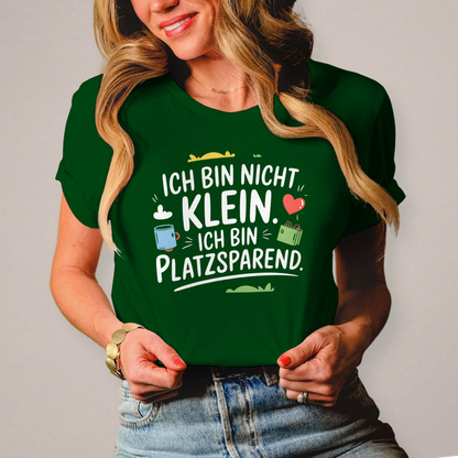 Damen T-Shirt „Ich bin nicht klein – ich bin platzsparend“ – Lustiges Spruchshirt (weisse Schrift)
