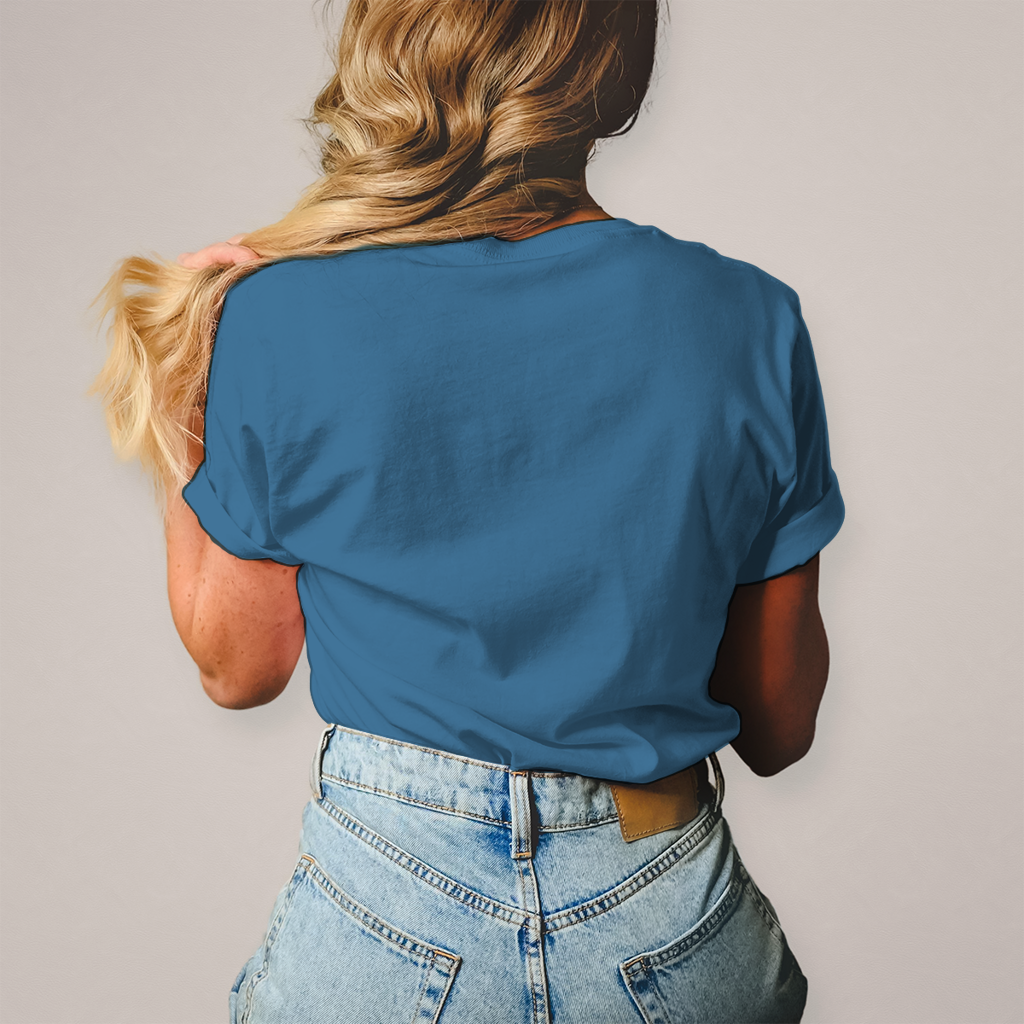 Damen T-Shirt „Ich bin nicht klein – ich bin platzsparend“ – Lustiges Spruchshirt (weisse Schrift)