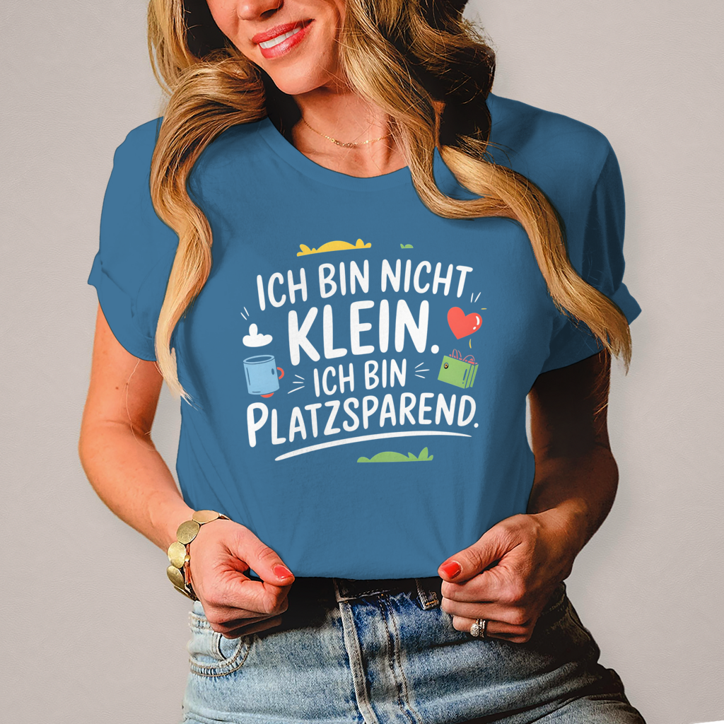 Damen T-Shirt „Ich bin nicht klein – ich bin platzsparend“ – Lustiges Spruchshirt (weisse Schrift)