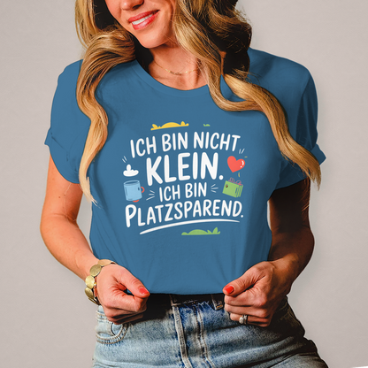 Damen T-Shirt „Ich bin nicht klein – ich bin platzsparend“ – Lustiges Spruchshirt (weisse Schrift)