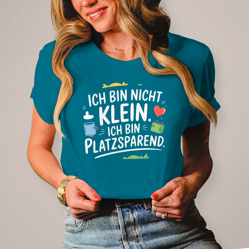 Damen T-Shirt „Ich bin nicht klein – ich bin platzsparend“ – Lustiges Spruchshirt (weisse Schrift)