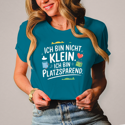 Damen T-Shirt „Ich bin nicht klein – ich bin platzsparend“ – Lustiges Spruchshirt (weisse Schrift)