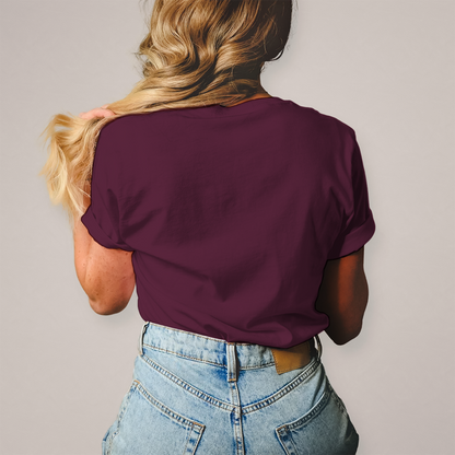 Damen T-Shirt „Ich bin nicht klein – ich bin platzsparend“ – Lustiges Spruchshirt (weisse Schrift)