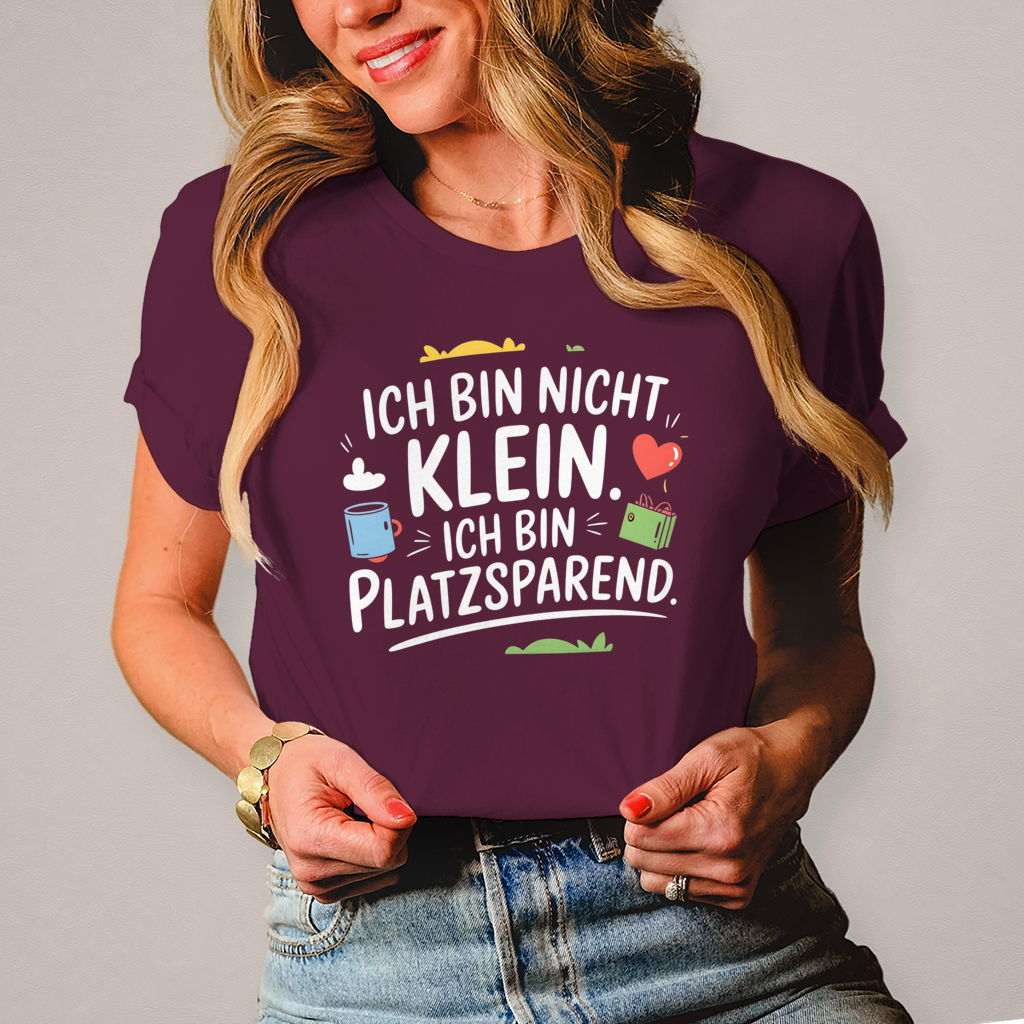 Damen T-Shirt „Ich bin nicht klein – ich bin platzsparend“ – Lustiges Spruchshirt (weisse Schrift)