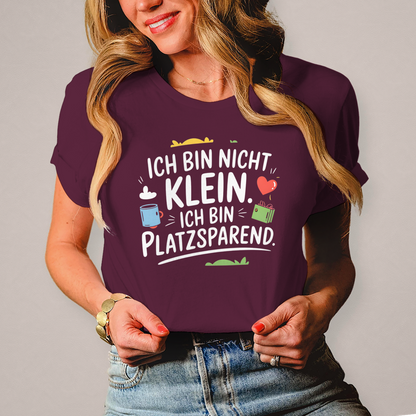 Damen T-Shirt „Ich bin nicht klein – ich bin platzsparend“ – Lustiges Spruchshirt (weisse Schrift)