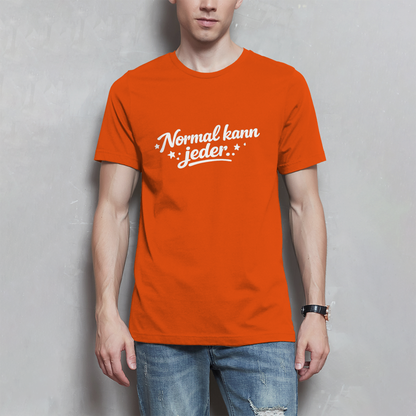 Herren T-Shirt „Normal kann jeder“ – Weiße Schrift | Lustiges Sprüche & Statement Shirt