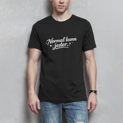 Herren T-Shirt „Normal kann jeder“ – Weiße Schrift | Lustiges Sprüche & Statement Shirt