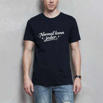 Herren T-Shirt „Normal kann jeder“ – Weiße Schrift | Lustiges Sprüche & Statement Shirt