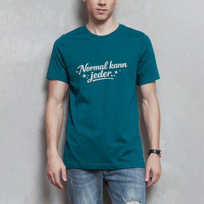 Herren T-Shirt „Normal kann jeder“ – Weiße Schrift | Lustiges Sprüche & Statement Shirt