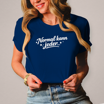 Damen T-Shirt „Normal kann jeder“ – Weiße Schrift | Lustiges Sprüche & Statement Shirt