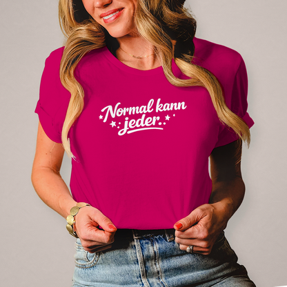 Damen T-Shirt „Normal kann jeder“ – Weiße Schrift | Lustiges Sprüche & Statement Shirt