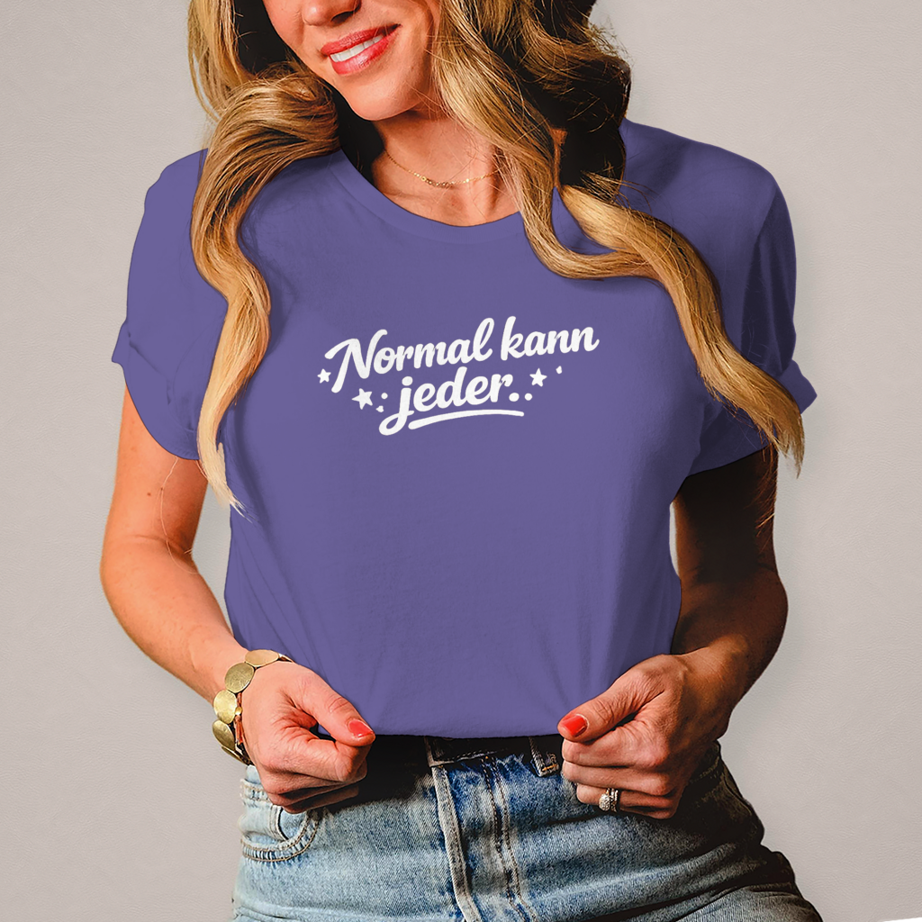 Damen T-Shirt „Normal kann jeder“ – Weiße Schrift | Lustiges Sprüche & Statement Shirt