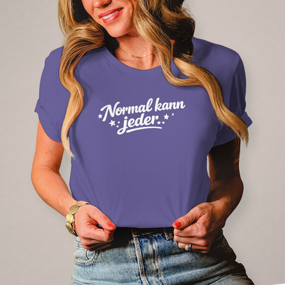 Damen T-Shirt „Normal kann jeder“ – Weiße Schrift | Lustiges Sprüche & Statement Shirt