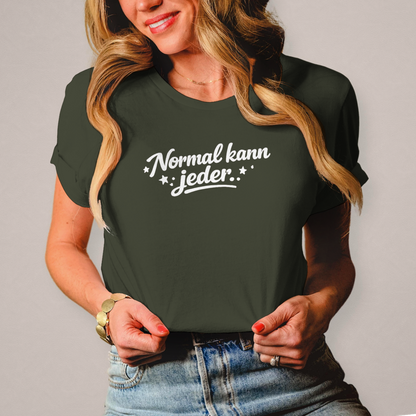 Damen T-Shirt „Normal kann jeder“ – Weiße Schrift | Lustiges Sprüche & Statement Shirt