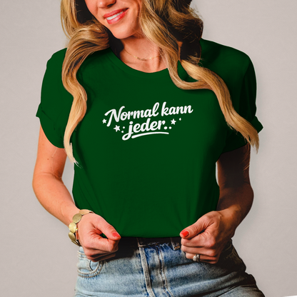 Damen T-Shirt „Normal kann jeder“ – Weiße Schrift | Lustiges Sprüche & Statement Shirt