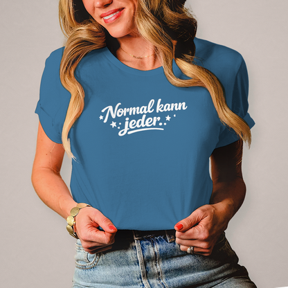 Damen T-Shirt „Normal kann jeder“ – Weiße Schrift | Lustiges Sprüche & Statement Shirt