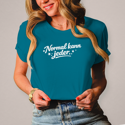 Damen T-Shirt „Normal kann jeder“ – Weiße Schrift | Lustiges Sprüche & Statement Shirt