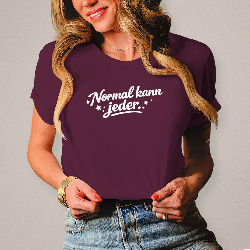 Damen T-Shirt „Normal kann jeder“ – Weiße Schrift | Lustiges Sprüche & Statement Shirt