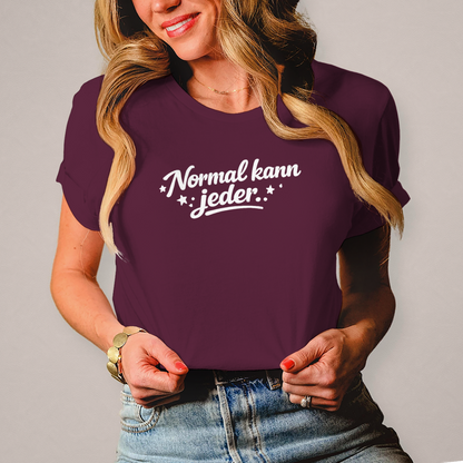 Damen T-Shirt „Normal kann jeder“ – Weiße Schrift | Lustiges Sprüche & Statement Shirt