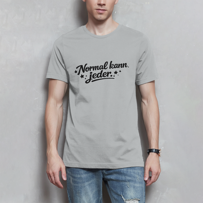 Herren T-Shirt „Normal kann jeder“ – Schwarze Schrift | Lustiges Sprüche & Statement Shirt
