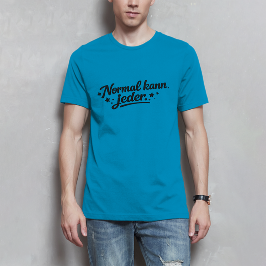 Herren T-Shirt „Normal kann jeder“ – Schwarze Schrift | Lustiges Sprüche & Statement Shirt