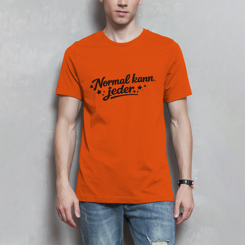 Herren T-Shirt „Normal kann jeder“ – Schwarze Schrift | Lustiges Sprüche & Statement Shirt