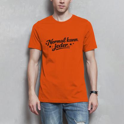 Herren T-Shirt „Normal kann jeder“ – Schwarze Schrift | Lustiges Sprüche & Statement Shirt