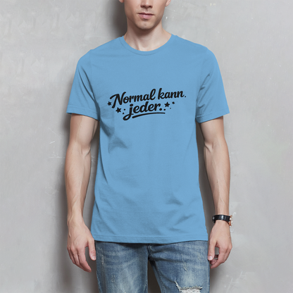 Herren T-Shirt „Normal kann jeder“ – Schwarze Schrift | Lustiges Sprüche & Statement Shirt